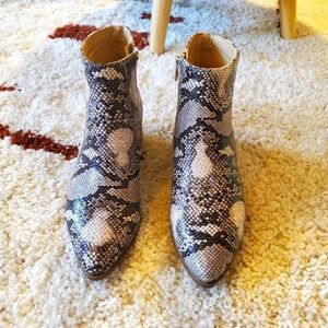 Cityclassified Grey and White Snake Print Size 5.5 Pointy Ankle Boots NIB